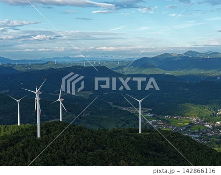 大分県玖珠町の風力発電機と山間集落を捉えた空撮写真 大分県玖珠町の風力発電機と山間集落を捉えた空撮写真 142866116