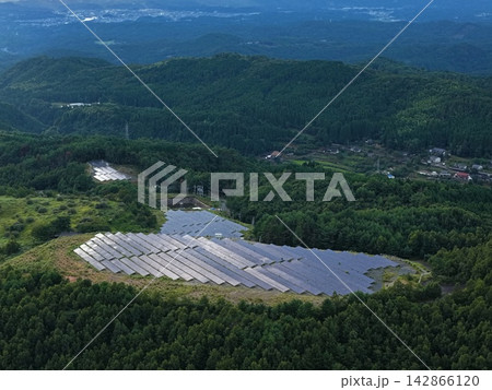 大分県玖珠町の太陽光パネルと山間部集落を捉えた空撮写真 大分県玖珠町の太陽光パネルと山間部集落を捉えた空撮写真 142866120