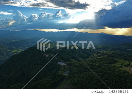 大分県玖珠町の山間盆地と森林・田畑を捉えた空撮写真 大分県玖珠町の山間盆地と森林・田畑を捉えた空撮写真 142866121