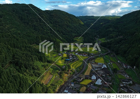 大分県日田市の棚田と山間集落を捉えた空撮写真 大分県日田市の棚田と山間集落を捉えた空撮写真 142866127