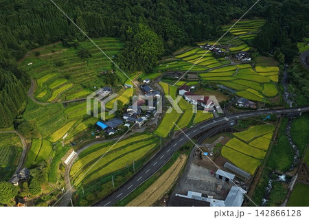 大分県日田市の棚田と山間農村を捉えた空撮写真 142866128
