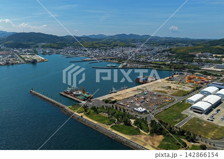 兵庫県淡路市の港湾と沿岸部市街地を捉えた空撮写真 兵庫県淡路市の港湾と沿岸部市街地を捉えた空撮写真 142866154