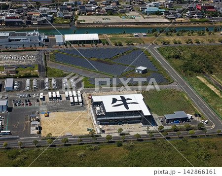 兵庫県淡路市の市街地と太陽光パネルを捉えた空撮写真 兵庫県淡路市の市街地と太陽光パネルを捉えた空撮写真 142866161