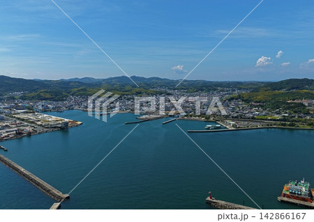 兵庫県淡路市の港湾と沿岸市街地を捉えた空撮写真 兵庫県淡路市の港湾と沿岸市街地を捉えた空撮写真 142866167
