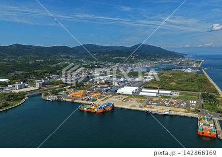 兵庫県淡路市の港湾岸壁と大型船舶を捉えた空撮写真 兵庫県淡路市の港湾岸壁と大型船舶を捉えた空撮写真 142866169