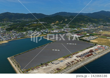 兵庫県淡路市の太陽光パネルと港湾工業地帯を捉えた空撮写真 兵庫県淡路市の太陽光パネルと港湾工業地帯を捉えた空撮写真 142866186