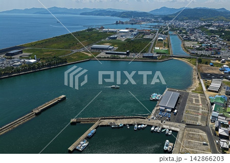 兵庫県淡路市の漁港と沿岸工業施設を捉えた空撮写真 兵庫県淡路市の漁港と沿岸工業施設を捉えた空撮写真 142866203