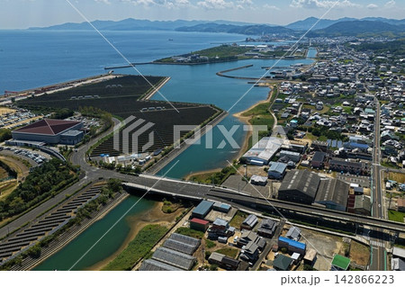 兵庫県淡路市の太陽光パネルと港湾施設を捉えた空撮写真 兵庫県淡路市の太陽光パネルと港湾施設を捉えた空撮写真 142866223