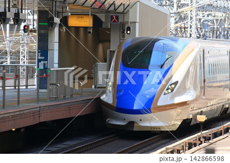 東京駅のホームに入線する北陸新幹線　かがやき 142866598