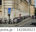 自転車の街オックスフォード・歴史的な石造建築と自転車 142868023
