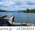 湖水地方のウィンダミア湖と木製桟橋を望む山岳風景 142868024