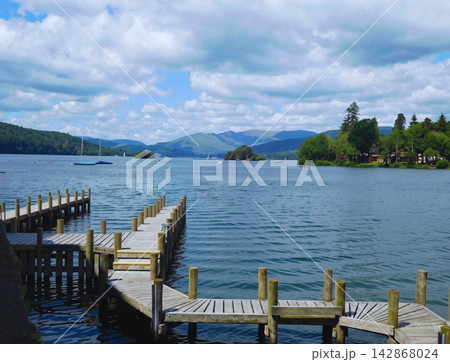 湖水地方のウィンダミア湖と木製桟橋を望む山岳風景 142868024