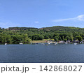 イギリス湖水地方・ウィンダミア湖の湖畔に浮かぶヨットと森林風景 142868027