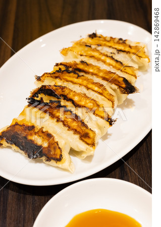 おいしい中華料理屋の焼餃子 おいしい中華料理屋の焼餃子 142869468