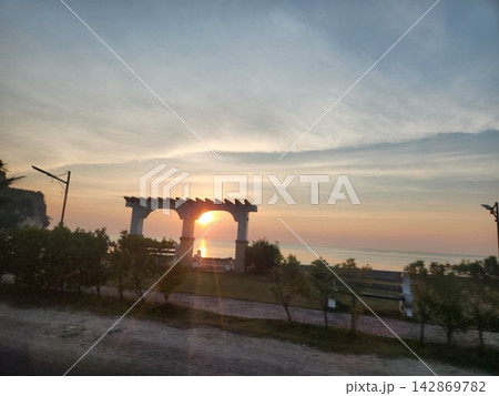 パーゴラ越しに眺める美しい夕日と穏やかな海 142869782