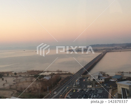 元日の朝の霞ヶ浦と霞ヶ浦大橋 元日の朝の霞ヶ浦と霞ヶ浦大橋 142870337