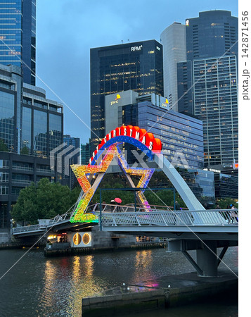 Christmas light display on a bridge in Melbourne city at dusk 142871456