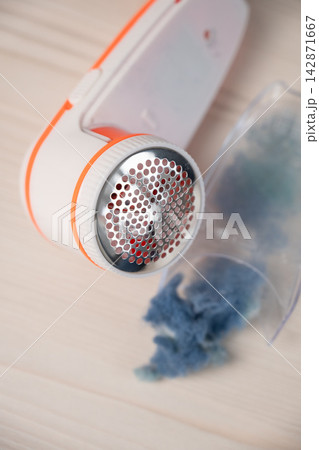 Cleaning the lint remover. Consumption is sustainable. Cleaning the lint remover. Consumption is sustainable. 142871667