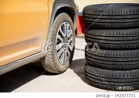 Changing car tires according to the season. Changing car tires according to the season. 142873731