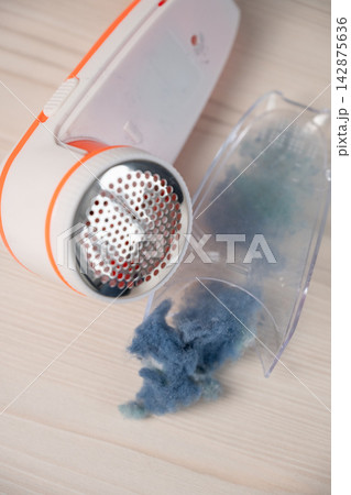 Cleaning the lint remover. Consumption is sustainable. Cleaning the lint remover. Consumption is sustainable. 142875636