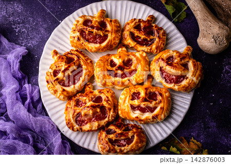 Halloween mini pies in shape of pumpkin Jack-o-lantern Halloween mini pies in shape of pumpkin Jack-o-lantern 142876003