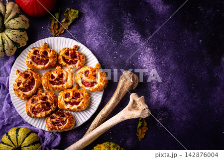 Halloween mini pies in shape of pumpkin Jack-o-lantern 142876004