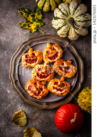 Halloween mini pies in shape of pumpkin Jack-o-lantern Halloween mini pies in shape of pumpkin Jack-o-lantern 142876005