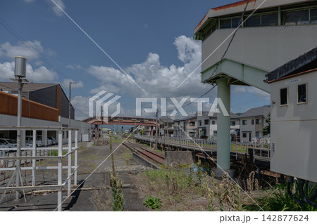 岐阜県高山市の飛騨国府駅と夏の青空が広がるローカル線の風景素材 岐阜県高山市の飛騨国府駅と夏の青空が広がるローカル線の風景素材 142877624