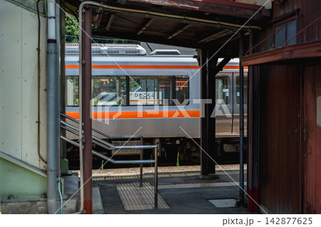 岐阜県高山市の飛騨国府駅に停車する列車と駅名標のノスタルジックな風景 岐阜県高山市の飛騨国府駅に停車する列車と駅名標のノスタルジックな風景 142877625
