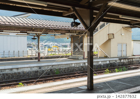 岐阜県飛騨市の飛騨古川駅のホームと跨線橋を望むローカル線の風景素材 岐阜県飛騨市の飛騨古川駅のホームと跨線橋を望むローカル線の風景素材 142877632