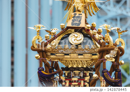 富岡八幡宮例大祭永代橋をゆく神輿 142878445