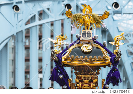 富岡八幡宮例大祭永代橋をゆく神輿 142878448