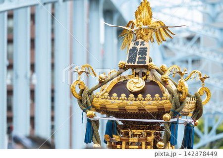 富岡八幡宮例大祭永代橋をゆく神輿 142878449