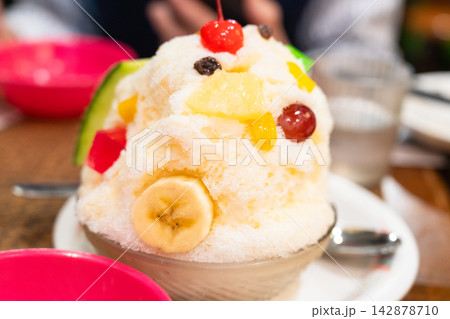 フルーツ彩る甘美なミルクかき氷盛り フルーツ彩る甘美なミルクかき氷盛り 142878710