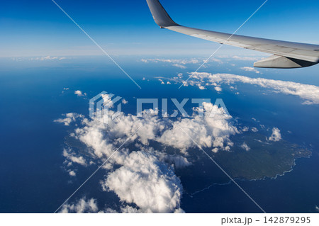 飛行機の窓の外から観えた伊豆七島 飛行機の窓の外から観えた伊豆七島 142879295