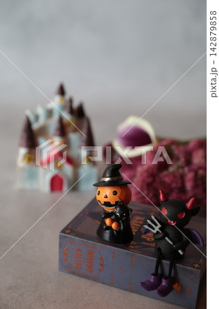 花と雑貨でハロウィーンイメージ 142879858