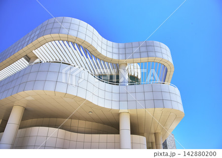 Modern Getty Center Architecture with Curved Facade and Columns in Los Angeles 142880200