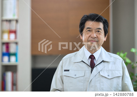 作業服姿で微笑むシニアの男性 作業服姿で微笑むシニアの男性 142880788
