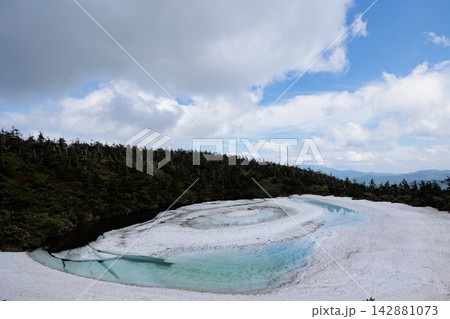 残雪の八幡平ドラゴンアイ 青く輝く鏡沼の龍の目 残雪の八幡平ドラゴンアイ 青く輝く鏡沼の龍の目 142881073