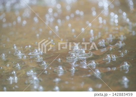 水しぶきの泡のイメージ素材 142883459