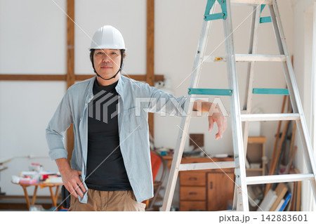 建築現場で働く男性 建築現場で働く男性 142883601