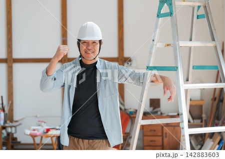 建築現場で働く男性 建築現場で働く男性 142883603