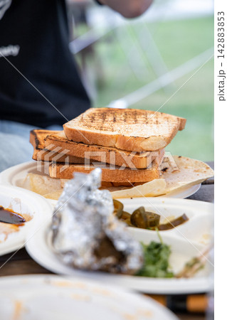 アウトドアBBQの焼きトースト アウトドアBBQの焼きトースト 142883853