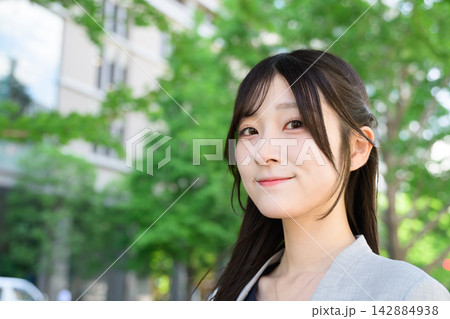 カメラ目線で微笑む女性ビジネスパーソン カメラ目線で微笑む女性ビジネスパーソン 142884938