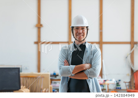 建築現場で働く男性 建築現場で働く男性 142884949