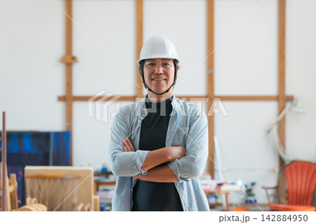 建築現場で働く男性 建築現場で働く男性 142884950