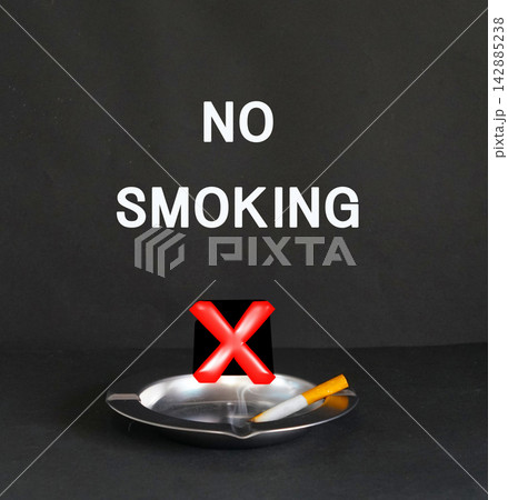 灰皿に置いたタバコにバツ印＆no smokingの文字 142885238