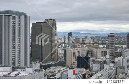 曇り空の大阪・梅田、高層ビル群と市街地を見渡す都市のパノラマ【大阪風景写真】 曇り空の大阪・梅田、高層ビル群と市街地を見渡す都市のパノラマ【大阪風景写真】 142885274
