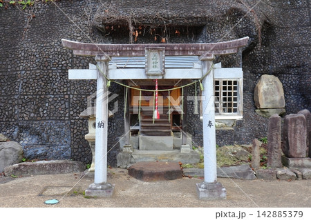 飯坂温泉 波来湯公園 岩窟風の薬師神社(福島県福島市) 飯坂温泉 波来湯公園 岩窟風の薬師神社(福島県福島市) 142885379