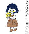 イチョウの葉を持っている女の子 142887737